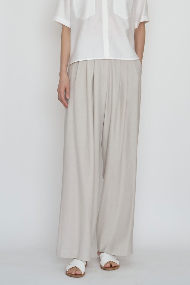 "썸머 무드 라이트 풀 팬츠"는 여름을 위한 여성용 긴 바지로, 클래식과 캐주얼 스타일을 모두 아우릅니다. 베이지 색상에 얇고 부드러운 레이온, 폴리에스테르, 린넨 혼방 소재로 제작되어 시원하고 편안한 착용감을 선사합니다. 와이드 핏과 루즈핏으로 제작되어 활동성이 뛰어나며, 무릎 위까지 Vista 안감을 사용하여 비침 걱정 없이 착용 가능합니다. 일상, 격식 있는 자리, 오피스룩, 비즈니스 캐주얼, 모임룩 등 다양한 TPO에 맞춰 활용할 수 있으며, 땀 흡습성과 우수한 통기성으로 쾌적함을 유지합니다. 드라이클리닝을 권장하며, 충분한 주름 분량이 특징입니다.
