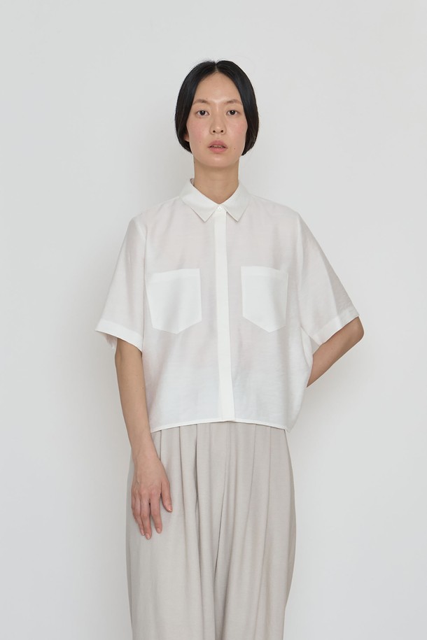 클래식 무드 썸머 셔츠는 여름 시즌을 위한 여성용 셔츠/블라우스입니다. 면 80%와 나일론 20% 혼방 소재로 제작되어 실키하면서도 고슬고슬한 촉감을 선사합니다. 화이트 컬러의 무지 디자인에 루즈핏 크롭 기장으로 시원하고 편안한 착용감을 제공합니다. 반소매, 카라넥, 포켓 & 트임 디테일, 히든 버튼 디테일이 돋보이며, 미미한 광택감으로 고급스러움을 더했습니다. 데이트룩, 카페룩, 쇼핑룩 등 클래식, 미니멀, 시크 스타일을 연출하기 좋은 드라이클리닝 권장 제품입니다.
