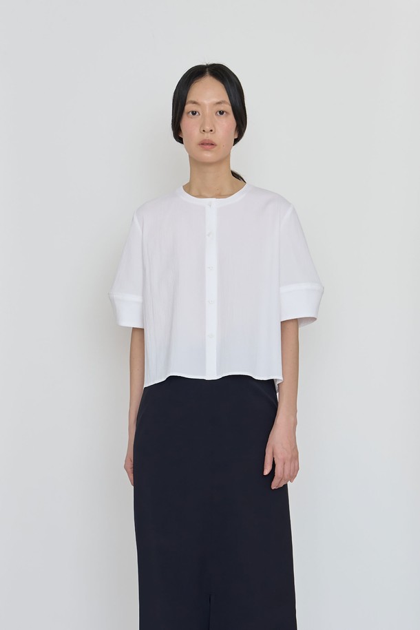 마누 시어서커 썸머 탑은 시원한 여름을 위한 여성 블라우스입니다. 부드러운 면과 폴리우레탄 혼방 소재로 제작되어 가볍고 편안한 착용감을 선사하며, 얇은 두께감과 넉넉한 루즈핏으로 시원하게 입을 수 있습니다. 라운드넥에 반소매 기장으로 디자인되었으며, 시어서커 패턴이 모던하고 클래식한 무드를 연출합니다. 비침이 적고 구김이 적어 데이트룩, 카페룩 등 다양한 TPO에 활용하기 좋으며, 드라이클리닝을 권장합니다.
