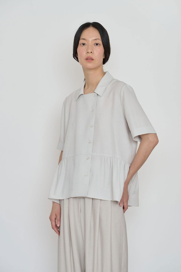 언밸런스 라미 썸머 탑은 부드러운 실크, 라미, 폴리에스테르 혼방 소재로 제작되어 고슬고슬한 촉감이 특징인 여성 블라우스입니다. 그레이민트 컬러의 모던한 스타일로, 웨이스트 셔링과 언밸런스 앞여밈, 커프스 디테일이 돋보입니다. 반소매 기장에 루즈핏으로 편안하게 착용 가능하며, 카라넥 디자인으로 세련된 느낌을 더했습니다. 데이트룩, 카페룩, 오피스룩 등 다양한 TPO에 어울리며, 클래식, 미니멀, 시크 스타일을 즐겨 입는 분들께 추천합니다. 드라이클리닝을 권장합니다.
