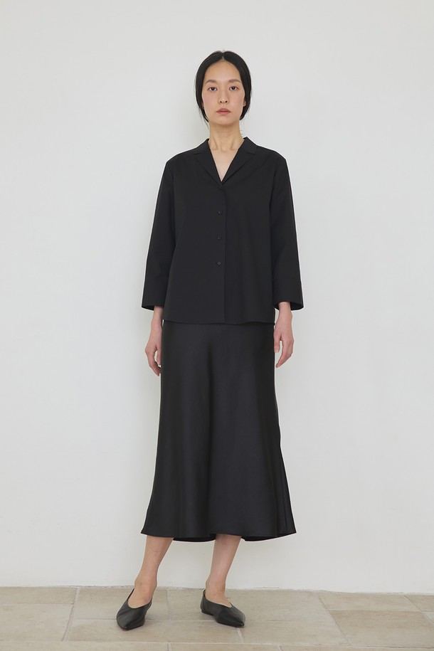 **[2차 리오더] Soft 테일러드 셔츠 블랙**

페이퍼 라이크 코튼 소재로 제작되어 부드러운 촉감을 선사하는 소프트 테일러드 셔츠입니다. 블랙 컬러에 9부 소매 기장, 루즈핏 실루엣으로 편안하면서도 세련된 스타일을 연출합니다. 테일러드 칼라와 스티치 디테일이 더해져 단정하고 모던한 분위기를 자아냅니다. 사계절 내내 활용 가능하며, 셔츠 위에 다른 아이템을 레이어드하여 다양한 스타일을 연출할 수 있습니다. 오피스룩, 출근룩, 모임룩 등 TPO에 구애받지 않고 클래식, 미니멀, 시크한 스타일을 완성해보세요.
