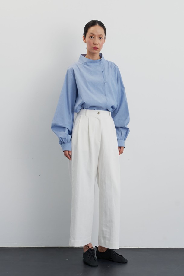 세련된 무드의 Serene comfort 면바지 화이트는 부드러운 촉감의 면 소재로 제작되어 편안한 착용감을 선사합니다. 미니멀하고 세련된 스타일을 연출하며, 하프 하이 웨이스트와 와이드, 스트레이트 핏으로 다리가 길어 보이는 효과를 줍니다. 트윌 조직과 바이오 워싱 가공으로 고급스러움을 더했으며, 심플한 주름 디테일과 미니멀한 버튼이 특징입니다. 출근룩, 모임룩 등 다양한 TPO에 맞춰 미니멀, 클래식, 시크한 스타일을 완성해보세요. 가을 시즌에 적당한 두께감으로 지금부터 즐겨 입기 좋습니다.
