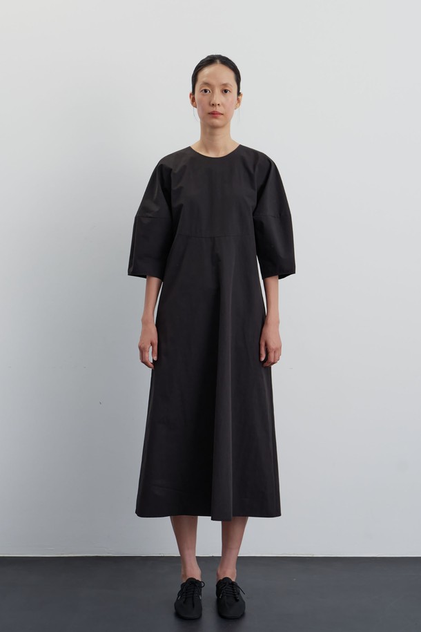 포이즈 무드 드레스 블랙은 미니멀하고 모던한 스타일의 여성용 미디 드레스입니다. 봄, 가을, 겨울에 착용하기 좋으며, 데일리 및 출근룩, 모임룩으로 활용할 수 있습니다. 블랙과 차콜 두 가지 색상으로 출시되었으며, 면, 나일론, 비스코스, 폴리에스터 혼방 소재로 제작되어 매트한 촉감을 선사합니다. 라운드 넥에 루즈핏 A라인으로, 구조적인 실루엣과 하이웨스트 디자인이 특징이며, 입체 패턴과 사이드 포켓, 안감이 더해져 실용성을 높였습니다. 시크하고 지적인 분위기를 연출해 보세요.
