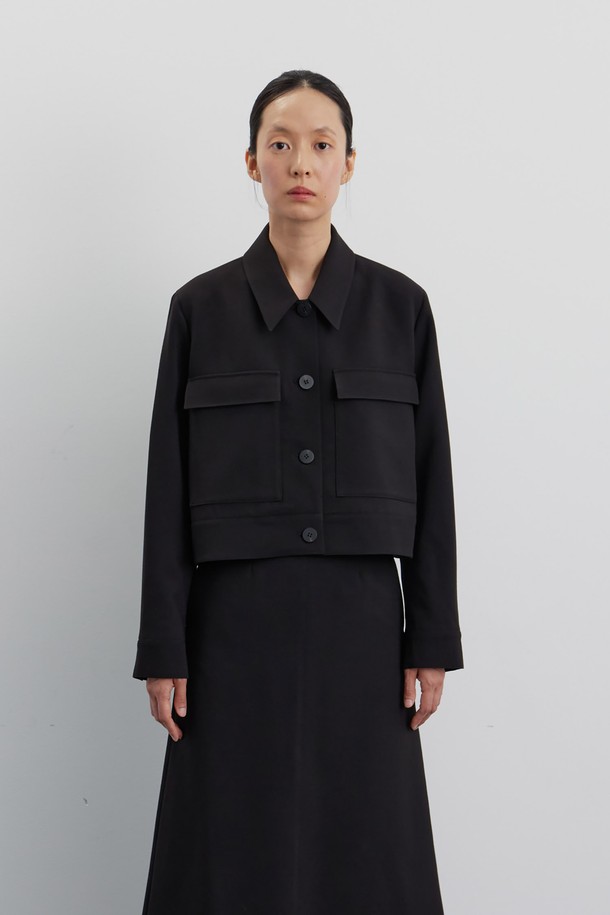 **Noir edit 재킷**은 미니멀하고 모던한 스타일을 추구하는 여성 및 남성을 위한 테일러드 재킷입니다. 블랙 컬러의 무지 디자인으로 데일리, 오피스, 포멀룩에 모두 활용 가능하며, 봄, 가을, 겨울 시즌에 착용하기 좋습니다. 박시핏 크롭 기장으로 트렌디함을 더하며, 부드러운 촉감의 폴리에스터, 레이온, 울, 텐셀, 스판 혼방 소재를 사용하여 편안한 착용감을 선사합니다. 싱글 버튼 여밈 방식, 미니멀한 카라, 아웃포켓, 소뿔 단추, Vista 트윌 안감, 젠더리스 디자인, 비스코스 안감 디테일이 특징입니다. 오피스룩, 비즈니스 캐주얼, 모임룩 등 다양한 TPO에 맞춰 미니멀, 클래식, 시크한 스타일을 연출해보세요.

