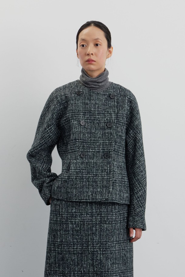 클래식하고 세련된 무드의 모스 트위드 겨울 재킷입니다. 부드러운 촉감의 울, 폴리에스테르, 아크릴 혼방 소재로 제작되어 포근함을 선사하며, 9부 소매 기장과 루즈핏으로 편안하게 착용 가능합니다. 그린과 그레이 두 가지 컬러로 출시되었으며, 더블 버튼 여밈과 돌만 소매, 소뿔 단추 디테일이 돋보입니다. 비스코스 안감으로 마감하여 착용감을 높였으며, 오피스룩, 모임룩, 연말 모임룩 등 다양한 TPO에 활용할 수 있습니다.
