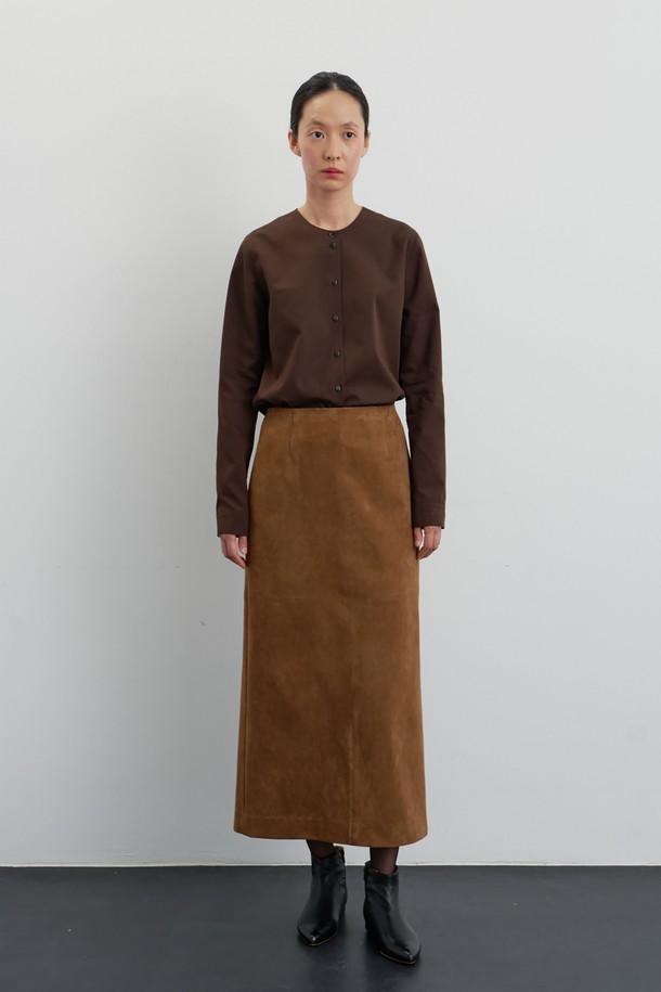 The sable skirt brown(더 세이블 스커트 브라운)은 부드러운 촉감의 페이크 스웨이드 소재로 제작되어 따뜻하고 포근한 겨울 스타일을 연출합니다. 카멜 브라운 컬러의 무지 디자인과 스트레이트 핏이 클래식하고 미니멀한 무드를 자아내며, 오피스룩, 모임룩, 데이트룩 등 다양한 TPO에 활용 가능합니다. 안감은 비스코스이며, 뒷중심 슬릿 디테일이 활동성을 더합니다. 신축성이 있어 편안한 착용감을 선사하며 매트한 표면감으로 고급스러운 느낌을 줍니다.
