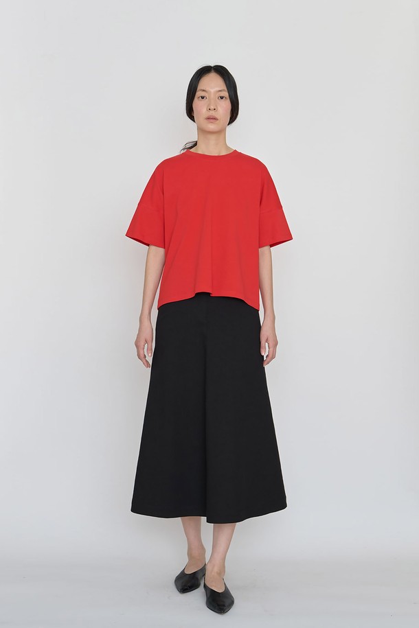 클래식한 무드의 여성용 반소매 티셔츠로, 레드, 화이트, 크림베이지, 블랙, 스카이블루 5가지 컬러로 만나볼 수 있습니다. 이중 짜임 강연 코튼져지 소재에 워싱 가공을 더해 탄탄한 촉감을 선사하며, 암홀 부분의 자수 디테일이 돋보입니다. 드롭숄더 핏과 라운드넥 디자인, 그리고 두꺼운 두께감으로 편안하면서도 세련된 여름 스타일을 연출해보세요.
