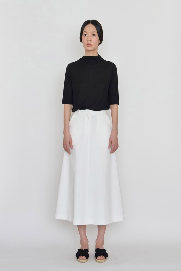 모크넥 하프 탑 블랙은 여름철 시원하게 입기 좋은 여성 상의입니다. 텐셀과 폴리에스테르 혼방 소재로 제작되어 부드러운 촉감과 통기성을 제공하며, 얇은 두께감으로 시원하게 착용 가능합니다. 미니멀하고 모던한 스타일로 데이트룩, 카페룩 등 다양한 TPO에 활용하기 좋으며, 레귤러핏에 반소매 기장으로 편안하게 활동할 수 있습니다. 드라이클리닝을 권장하며, 무지 디자인으로 어떤 하의와도 쉽게 매치할 수 있는 활용도 높은 아이템입니다.
