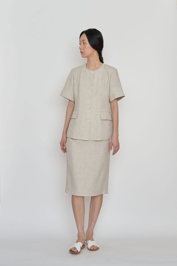 소프트 무드 썸머 스커트는 여성용 미디 스커트로, 베이지 컬러의 H라인 핏을 자랑합니다. 부드러운 폴리에스테르 소재로 제작되어 얇고 가벼운 착용감을 선사하며, 비스코스 안감으로 편안함을 더했습니다. 데일리, 오피스, 모임 등 다양한 TPO에 활용 가능하며, 모던하면서도 엘레강스한 스타일을 연출합니다. 뒷트임 디테일과 허리 밴드, 입체 패턴 디자인으로 활동성과 세련됨을 동시에 잡았으며, 드라이클리닝 관리를 권장합니다.
