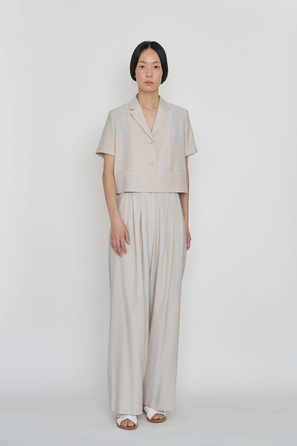 "썸머 무드 라이트 풀 팬츠"는 여름을 위한 여성용 긴 바지로, 클래식과 캐주얼 스타일을 모두 아우릅니다. 베이지 색상에 얇고 부드러운 레이온, 폴리에스테르, 린넨 혼방 소재로 제작되어 시원하고 편안한 착용감을 선사합니다. 와이드 핏과 루즈핏으로 제작되어 활동성이 뛰어나며, 무릎 위까지 Vista 안감을 사용하여 비침 걱정 없이 착용 가능합니다. 일상, 격식 있는 자리, 오피스룩, 비즈니스 캐주얼, 모임룩 등 다양한 TPO에 맞춰 활용할 수 있으며, 땀 흡습성과 우수한 통기성으로 쾌적함을 유지합니다. 드라이클리닝을 권장하며, 충분한 주름 분량이 특징입니다.
