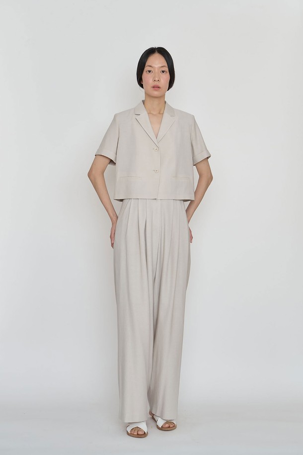 써머 무드 라이트 하프 재킷은 여성 고객을 위한 여름용 자켓입니다. 라이트 베이지 컬러의 무지 디자인으로, 클래식과 캐주얼 스타일 모두 소화 가능합니다. 레이온, 폴리에스테르, 린넨 혼방 소재로 제작되어 부드럽고 시원한 촉감을 선사하며, 얇은 두께감으로 여름철에도 쾌적하게 착용할 수 있습니다. 반소매 기장과 테일러드 코트 타입, 싱글 버튼 여밈 방식, 레귤러핏 디자인이 특징이며, 카라 디자인, 포켓 디테일, 하프 안감, 커프스 디자인, 어깨패드가 포함되어 있습니다. 카페룩, 오피스룩 등 다양한 TPO에 미니멀한 스타일을 연출하기 좋습니다.
