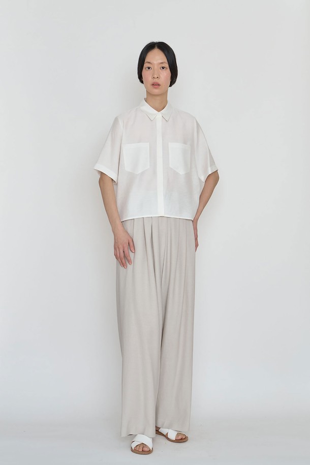 클래식 무드 썸머 셔츠는 여름 시즌을 위한 여성용 셔츠/블라우스입니다. 면 80%와 나일론 20% 혼방 소재로 제작되어 실키하면서도 고슬고슬한 촉감을 선사합니다. 화이트 컬러의 무지 디자인에 루즈핏 크롭 기장으로 시원하고 편안한 착용감을 제공합니다. 반소매, 카라넥, 포켓 & 트임 디테일, 히든 버튼 디테일이 돋보이며, 미미한 광택감으로 고급스러움을 더했습니다. 데이트룩, 카페룩, 쇼핑룩 등 클래식, 미니멀, 시크 스타일을 연출하기 좋은 드라이클리닝 권장 제품입니다.
