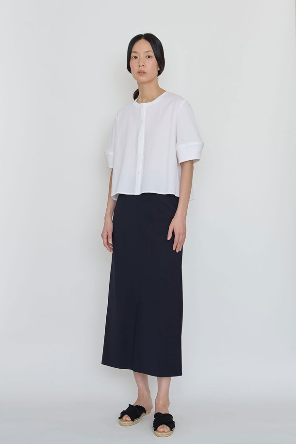 마누 시어서커 썸머 탑은 시원한 여름을 위한 여성 블라우스입니다. 부드러운 면과 폴리우레탄 혼방 소재로 제작되어 가볍고 편안한 착용감을 선사하며, 얇은 두께감과 넉넉한 루즈핏으로 시원하게 입을 수 있습니다. 라운드넥에 반소매 기장으로 디자인되었으며, 시어서커 패턴이 모던하고 클래식한 무드를 연출합니다. 비침이 적고 구김이 적어 데이트룩, 카페룩 등 다양한 TPO에 활용하기 좋으며, 드라이클리닝을 권장합니다.
