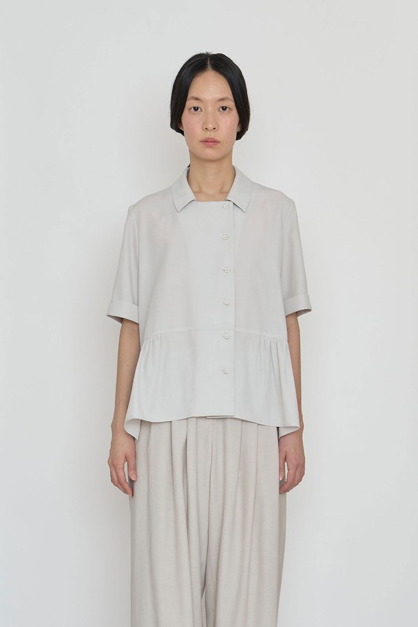 언밸런스 라미 썸머 탑은 부드러운 실크, 라미, 폴리에스테르 혼방 소재로 제작되어 고슬고슬한 촉감이 특징인 여성 블라우스입니다. 그레이민트 컬러의 모던한 스타일로, 웨이스트 셔링과 언밸런스 앞여밈, 커프스 디테일이 돋보입니다. 반소매 기장에 루즈핏으로 편안하게 착용 가능하며, 카라넥 디자인으로 세련된 느낌을 더했습니다. 데이트룩, 카페룩, 오피스룩 등 다양한 TPO에 어울리며, 클래식, 미니멀, 시크 스타일을 즐겨 입는 분들께 추천합니다. 드라이클리닝을 권장합니다.
