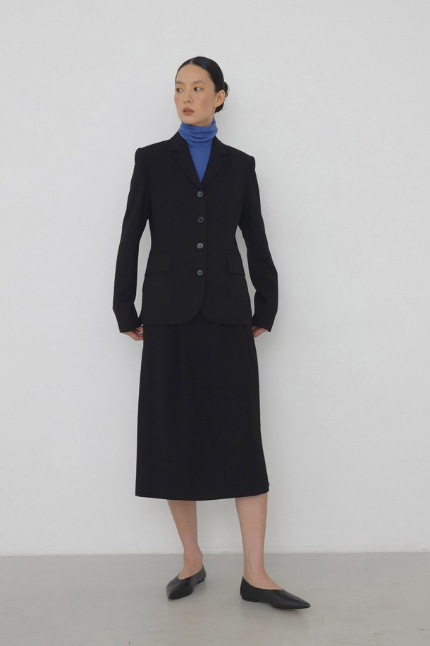 [재입고] 페미닌 클래식 스커트 블랙은 여성의 우아함을 돋보이게 해주는 H라인 정장 스커트입니다. 부드러운 촉감의 폴리에스테르, 레이온, 스판덱스 혼방 소재로 제작되어 편안한 착용감을 선사하며, 비스코스 안감으로 마감하여 고급스러운 핏을 연출합니다. 앞 주름 스티치와 뒷면 지퍼 디테일, 허리 단추로 클래식한 디자인을 완성했으며, 양쪽 포켓으로 실용성을 더했습니다. 구김이 적고 활동성이 좋아 일상, 모임, 연회 등 다양한 TPO에 활용 가능한 머스트 해브 아이템입니다. 미니멀하고 페미닌한 스타일을 즐겨보세요.
