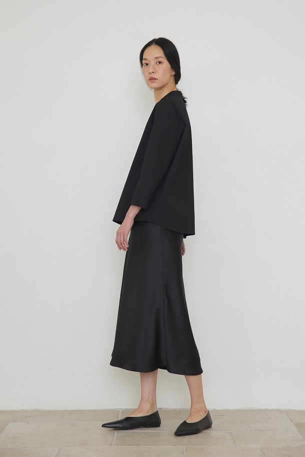 **[2차 리오더] Soft 테일러드 셔츠 블랙**

페이퍼 라이크 코튼 소재로 제작되어 부드러운 촉감을 선사하는 소프트 테일러드 셔츠입니다. 블랙 컬러에 9부 소매 기장, 루즈핏 실루엣으로 편안하면서도 세련된 스타일을 연출합니다. 테일러드 칼라와 스티치 디테일이 더해져 단정하고 모던한 분위기를 자아냅니다. 사계절 내내 활용 가능하며, 셔츠 위에 다른 아이템을 레이어드하여 다양한 스타일을 연출할 수 있습니다. 오피스룩, 출근룩, 모임룩 등 TPO에 구애받지 않고 클래식, 미니멀, 시크한 스타일을 완성해보세요.
