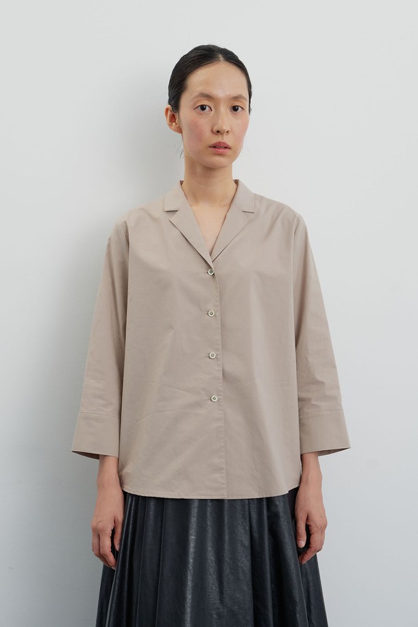 소프트 테일러드 셔츠 베이지는 페이퍼 라이크 코튼 소재로 제작되어 부드러운 촉감이 돋보이는 여성 셔츠입니다. 미니멀, 모던, 베이직 스타일을 추구하는 분들을 위한 아이템으로, 9부 소매와 루즈핏 실루엣이 편안하면서도 세련된 분위기를 연출합니다. 테일러드 칼라와 섬세한 스티치 디테일이 더해져 단정하고 깔끔한 인상을 주며, 데이트룩, 카페룩, 출근룩 등 다양한 TPO에 활용하기 좋습니다. 봄, 여름, 가을 시즌에 폭넓게 활용 가능한 얇은 두께감의 무지 셔츠입니다.
