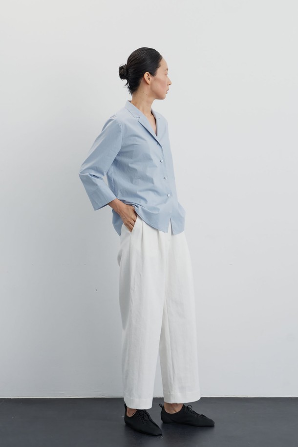 소프트 테일러드 셔츠 라이트 블루는 페이퍼 라이크 코튼 소재로 제작되어 은은한 광택과 부드러운 촉감을 선사합니다. 라이트 블루 컬러와 테일러드 칼라 디자인이 만나 단정하고 세련된 분위기를 연출하며, 9부 소매 기장과 루즈핏 실루엣으로 편안함과 스타일리시함을 동시에 잡았습니다. 섬세한 스티치 디테일은 완성도를 높이고, 여유로운 핏은 활동성을 보장하여 오피스룩, 비즈니스 캐주얼, 데이트룩 등 다양한 TPO에 활용하기 좋습니다. 미니멀, 모던, 클래식 스타일을 즐기는 여성분들께 추천하는 셔츠입니다.
