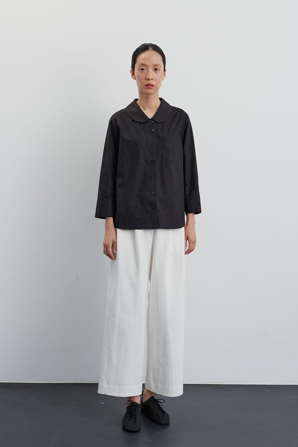 플랫 라운드 카라 셔츠 블랙은 미니멀한 스타일의 여성 셔츠/블라우스입니다. 부드러운 촉감의 40수 면 소재로 제작되어 편안한 착용감을 선사하며, 봄, 가을, 겨울 세 계절 모두 활용 가능합니다. 플랫 카라 디자인과 아웃포켓 디테일, 언밸런스 버튼 디테일이 특징이며, 레귤러 핏과 얇은 두께감으로 데이트룩과 카페룩에 잘 어울립니다. 무지 디자인에 반소매 기장, 라운드넥으로 어떤 하의에도 쉽게 매치하여 미니멀, 클래식, 시크한 스타일을 연출할 수 있습니다. 바이오 가공 처리를 통해 부드러움을 더했습니다.
