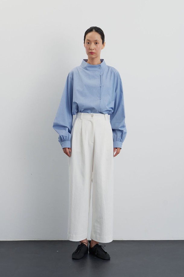 세련된 무드의 Serene comfort 면바지 화이트는 부드러운 촉감의 면 소재로 제작되어 편안한 착용감을 선사합니다. 미니멀하고 세련된 스타일을 연출하며, 하프 하이 웨이스트와 와이드, 스트레이트 핏으로 다리가 길어 보이는 효과를 줍니다. 트윌 조직과 바이오 워싱 가공으로 고급스러움을 더했으며, 심플한 주름 디테일과 미니멀한 버튼이 특징입니다. 출근룩, 모임룩 등 다양한 TPO에 맞춰 미니멀, 클래식, 시크한 스타일을 완성해보세요. 가을 시즌에 적당한 두께감으로 지금부터 즐겨 입기 좋습니다.
