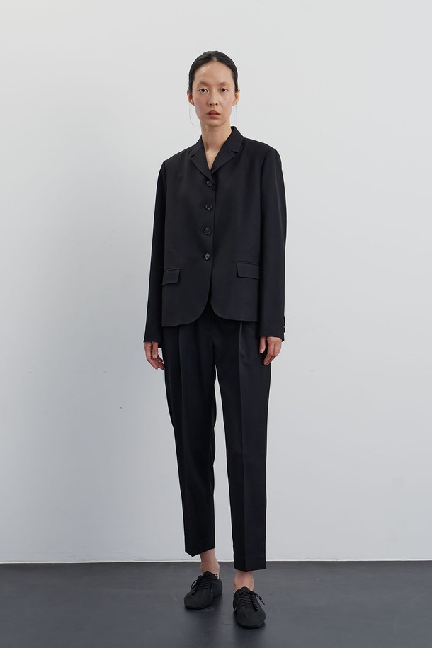 포이즈 울 팬츠 블랙은 우아하고 미니멀한 스타일을 연출하는 여성용 울 팬츠입니다. 가을, 겨울, 봄 시즌에 활용하기 좋으며, 부드러운 촉감의 얇은 울 소재로 제작되어 편안한 착용감을 선사합니다. 레귤러핏에 크롭 기장으로, 오피스룩, 출근룩, 모임룩 등 다양한 TPO에 맞춰 클래식, 시크한 스타일을 연출할 수 있습니다. 드라이클리닝을 권장하며, 셋업으로도 활용 가능한 실용적인 아이템입니다.

