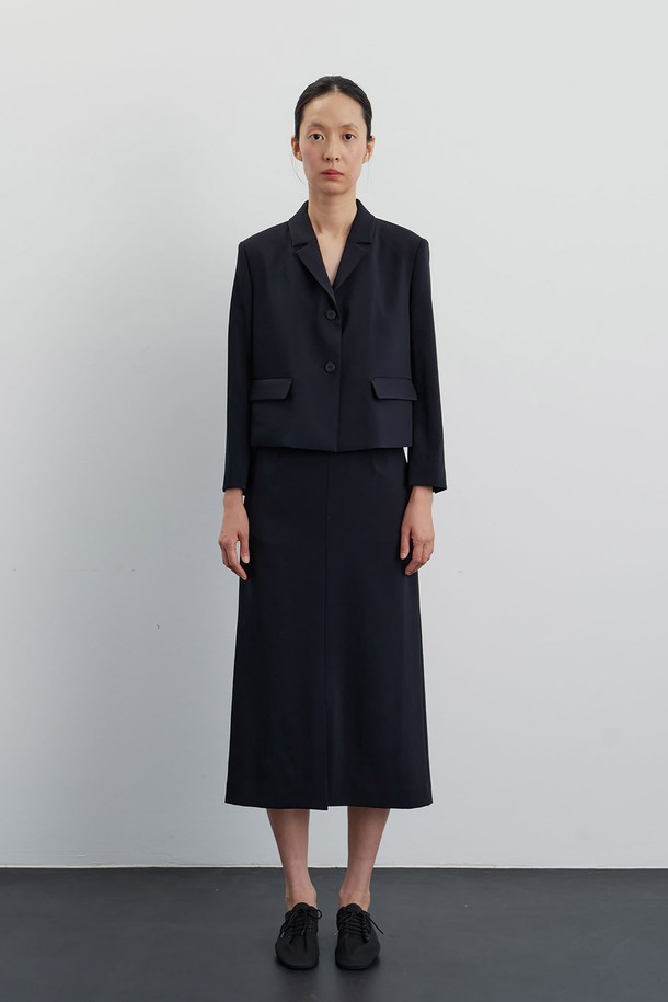 세련된 무드의 '누아르 플루이드 재킷'을 소개합니다. 부드러운 촉감의 트리아세테이트, 폴리우레탄 혼방 소재로 제작되어 편안한 착용감을 선사합니다. 모던하고 미니멀한 디자인으로, 출근룩, 오피스룩, 모임룩 등 다양한 TPO에 활용할 수 있으며, 클래식, 시크한 스타일을 연출하기 좋습니다. 얇은 두께감과 긴 소매, 2버튼, 구조적 디자인, 젠더리스 스타일이 특징이며, 비스코스 안감으로 마감하여 고급스러움을 더했습니다. 크롭 기장의 레귤러핏 자켓으로, 어떤 스타일에도 세련되게 매치할 수 있습니다.
