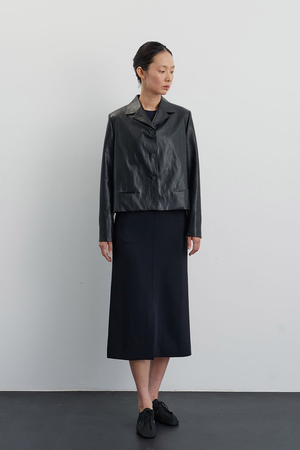 Noir 시그니처 레더 재킷은 여성 고객을 위한 가을/겨울 시즌 필수 아이템입니다. 블랙과 버건디 두 가지 색상으로 출시되었으며, 미디엄 기장에 3버튼 테일러드 디자인으로 모던하고 도시적인 스타일을 연출합니다. 폴리우레탄과 인조가죽 소재의 스탠다드핏 재킷으로 부드러운 촉감을 선사하며, 입술 포켓 디테일과 수작업 단추구멍, Vista 트윌 안감이 고급스러움을 더합니다. 오피스룩, 출근룩, 모임룩 등 다양한 TPO에 어울리며, 클래식, 미니멀, 시크한 스타일을 완성합니다.
