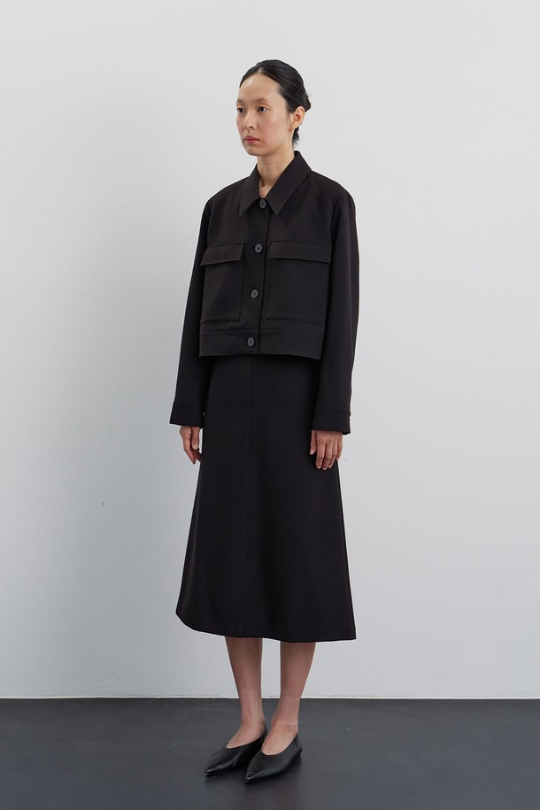 **Noir edit 재킷**은 미니멀하고 모던한 스타일을 추구하는 여성 및 남성을 위한 테일러드 재킷입니다. 블랙 컬러의 무지 디자인으로 데일리, 오피스, 포멀룩에 모두 활용 가능하며, 봄, 가을, 겨울 시즌에 착용하기 좋습니다. 박시핏 크롭 기장으로 트렌디함을 더하며, 부드러운 촉감의 폴리에스터, 레이온, 울, 텐셀, 스판 혼방 소재를 사용하여 편안한 착용감을 선사합니다. 싱글 버튼 여밈 방식, 미니멀한 카라, 아웃포켓, 소뿔 단추, Vista 트윌 안감, 젠더리스 디자인, 비스코스 안감 디테일이 특징입니다. 오피스룩, 비즈니스 캐주얼, 모임룩 등 다양한 TPO에 맞춰 미니멀, 클래식, 시크한 스타일을 연출해보세요.
