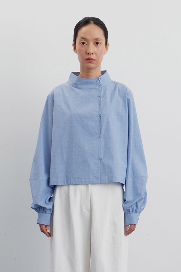 아뜰리에 플로우 셔츠 라이트 블루는 미니멀, 모던, 엘레강스 무드를 자아내는 여성 의류입니다. 부드러운 면 소재로 제작되었으며, 사계절 내내 활용 가능한 긴 소매 셔츠/블라우스입니다. 라이트 블루 색상과 루즈핏 실루엣이 편안하면서도 세련된 분위기를 연출합니다. 차이나 칼라와 언밸런스 여밈 디자인, 구조적인 소매 디자인, 싸개단추 디테일, 드레이프성이 좋은 원단이 특징입니다. 오피스룩, 모임룩, 데이트룩 등 다양한 TPO에 클래식하고 시크한 스타일을 더해보세요.
