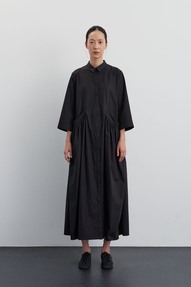 "마누(Manu) 코튼 셔츠 드레스 블랙"은 부드러운 바이오 가공 코튼 소재로 제작되어 편안한 착용감을 선사합니다. 모던하고 클래식한 무드를 연출하며, 데일리룩과 파티룩 모두 소화 가능한 활용도 높은 아이템입니다. 루즈핏 실루엣과 맥시 기장으로 체형 커버는 물론, 시크하고 세련된 스타일을 완성합니다. 카라넥, 커프스 디테일, 아웃포켓, 투톤 단추가 포인트로, 긴 소매 디자인으로 봄, 가을, 겨울 시즌에 걸쳐 다양한 스타일링이 가능합니다. 블랙 컬러의 무지 디자인으로 미니멀하고 시크한 매력을 더합니다.
