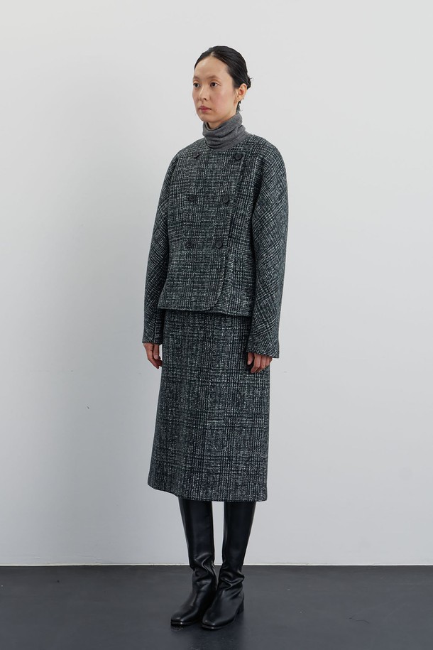 클래식하고 세련된 무드의 모스 트위드 겨울 재킷입니다. 부드러운 촉감의 울, 폴리에스테르, 아크릴 혼방 소재로 제작되어 포근함을 선사하며, 9부 소매 기장과 루즈핏으로 편안하게 착용 가능합니다. 그린과 그레이 두 가지 컬러로 출시되었으며, 더블 버튼 여밈과 돌만 소매, 소뿔 단추 디테일이 돋보입니다. 비스코스 안감으로 마감하여 착용감을 높였으며, 오피스룩, 모임룩, 연말 모임룩 등 다양한 TPO에 활용할 수 있습니다.
