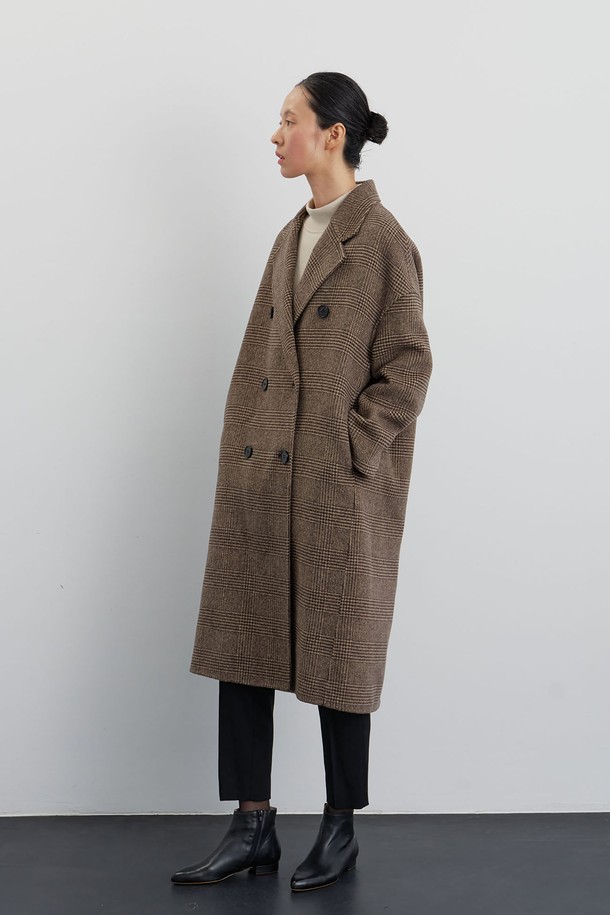 Manu (마누) 핸드메이드 코트 글렌체크는 겨울 시즌 여성의 클래식하고 시크한 스타일을 완성하는 롱 기장의 더블 코트입니다. 브라운 컬러의 울과 나일론 혼방 소재로 제작되어 부드러운 촉감과 두꺼운 두께감으로 따뜻함을 선사합니다. 글렌체크 패턴이 돋보이며, 오버핏과 루즈핏으로 편안한 착용감을 제공합니다. 하프 안감, 소뿔 단추, 사이드 포켓 디테일이 돋보이며, 비스코스 안감으로 고급스러움을 더했습니다. 드라이클리닝을 권장하며, 오피스룩, 출근룩, 모임룩 등 다양한 TPO에 활용 가능합니다.
