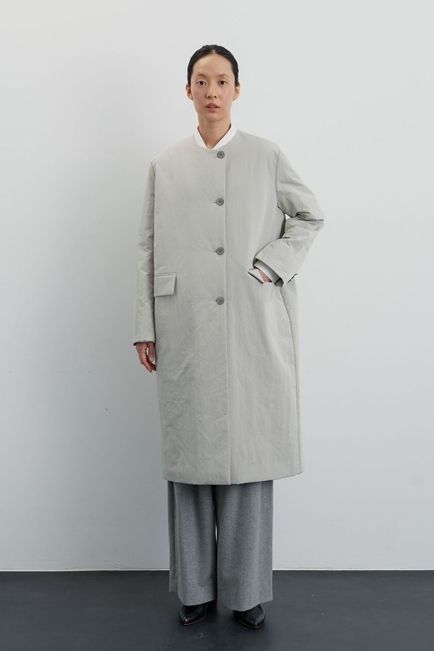 "Manu(마누) 웜 코트 도브 그레이"는 부드러운 촉감의 울, 나일론, 폴리에스테르 혼방 소재로 제작된 여성용 패딩 코트입니다. 미니멀하고 베이직한 디자인으로 일상, 특히 출근룩에 적합하며, 롱 기장에 레귤러핏으로 편안하게 착용 가능합니다. 3온스 폴리 핫스솜 충전재와 이중 보온 구조, 퀼팅 안감으로 뛰어난 보온성을 제공하며, 경량 설계로 활동성을 높였습니다. 라운드 네크라인과 버튼 여밈 방식, Vista 트윌 안감 디테일이 돋보이는 겨울철 필수 아우터입니다.
