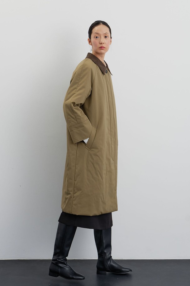 더 아뜰리에 패딩 코트는 여성용 겨울 아우터로, 미니멀, 클래식, 모던 스타일을 추구하는 분들을 위한 롱 기장의 패딩 코트입니다. 카키와 토프 브라운 두 가지 색상으로 출시되었으며, 보온, 경량, 흡습, 통기 기능을 갖춰 일상생활과 출근룩에 적합합니다. 폴리에스테르, 면, 코듀로이 소재를 사용하여 부드러운 촉감을 선사하며, 두꺼운 두께감으로 따뜻함을 더했습니다. 히든 버튼 여밈 방식과 오버핏 디자인, 라글란 숄더, 리얼 소뿔 단추, 카라와 소매단의 코듀로이 배색 디테일이 특징이며, Vista 트윌 안감으로 마감했습니다.
