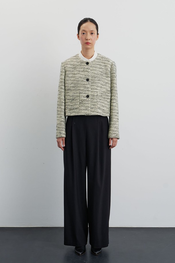 "The gleam 트위드 재킷"은 여성용 아우터로, 모던하면서도 클래식한 스타일을 연출합니다. 멀티, 블랙, 그레이 컬러로 출시되었으며, 3버튼 여밈 방식과 스트레이트 핏으로 세련된 실루엣을 선사합니다. 면, 폴리에스테르, 레이온 혼방의 부드러운 촉감과 두꺼운 두께감으로 겨울철에도 따뜻하게 착용 가능합니다. 라운드넥, 아웃포켓, 6mm 어깨 패드, 소뿔 단추, Vista 트윌 안감, 비스코스 안감 디테일이 돋보이며, 오피스룩, 모임룩, 소개팅룩 등 다양한 TPO에 활용 가능합니다.
