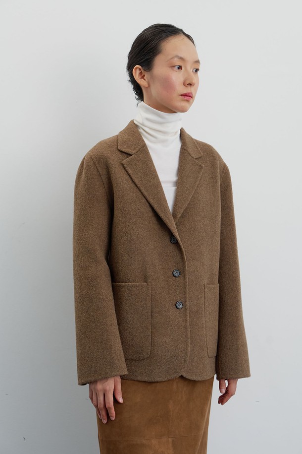 "Calme(칼메) 핸드메이드 울 재킷"은 부드러운 촉감의 울 소재로 제작되어 겨울철에도 따뜻하게 착용할 수 있습니다. 토프 브라운 컬러의 미니멀하고 클래식한 디자인으로, 오피스룩, 출근룩, 모임룩 등 다양한 TPO에 활용 가능합니다. 9부 소매 기장에 스트레이트 및 루즈핏으로 편안한 착용감을 선사하며, 테일러드 코트 타입에 3버튼, 와이드 아웃포켓, 리얼 소뿔 단추 디테일이 돋보입니다. 비스코스 안감과 Vista 트윌 안감 마감으로 고급스러움을 더했습니다.
