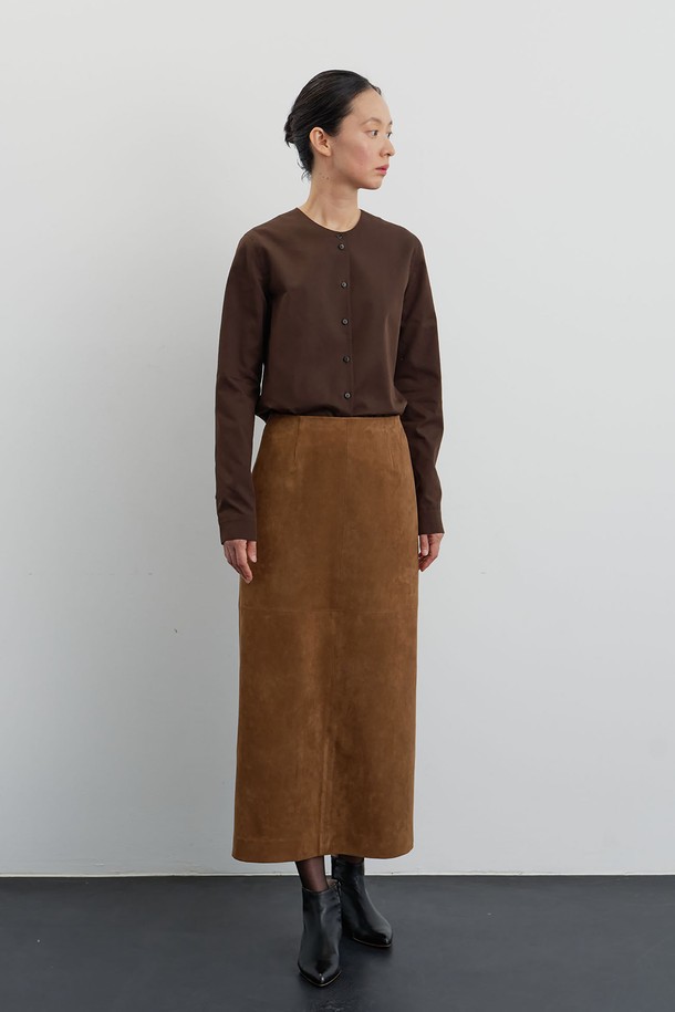 The sable skirt brown(더 세이블 스커트 브라운)은 부드러운 촉감의 페이크 스웨이드 소재로 제작되어 따뜻하고 포근한 겨울 스타일을 연출합니다. 카멜 브라운 컬러의 무지 디자인과 스트레이트 핏이 클래식하고 미니멀한 무드를 자아내며, 오피스룩, 모임룩, 데이트룩 등 다양한 TPO에 활용 가능합니다. 안감은 비스코스이며, 뒷중심 슬릿 디테일이 활동성을 더합니다. 신축성이 있어 편안한 착용감을 선사하며 매트한 표면감으로 고급스러운 느낌을 줍니다.
