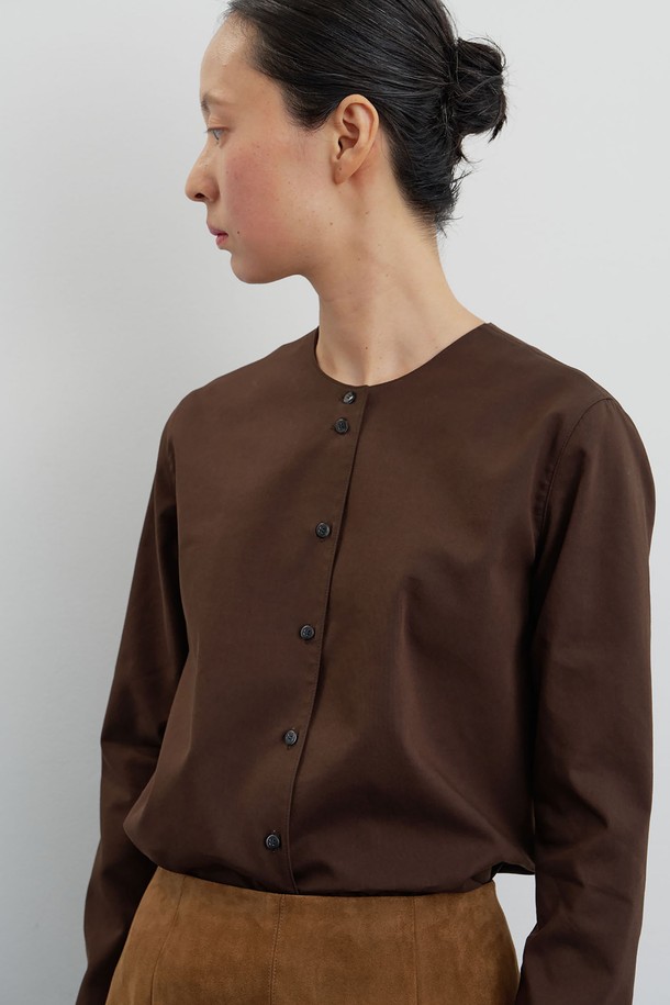 Compose 웜 셔츠 브라운은 여성 의류로, 짙은 브라운 컬러의 면, 폴리에스테르 혼방 소재 셔츠/블라우스입니다. 봄, 가을 시즌에 어울리는 레귤러 핏의 긴 소매 셔츠로, 미니멀하고 클래식한 스타일을 연출합니다. 부드러운 촉감과 보통 두께감으로 편안하게 착용할 수 있으며, 라운드넥과 무지 디자인으로 깔끔함을 더했습니다. 불규칙한 버튼 디테일과 매트한 텍스처가 특징이며, 출근룩, 오피스룩, 비즈니스 캐주얼 등 다양한 TPO에 활용 가능합니다.

