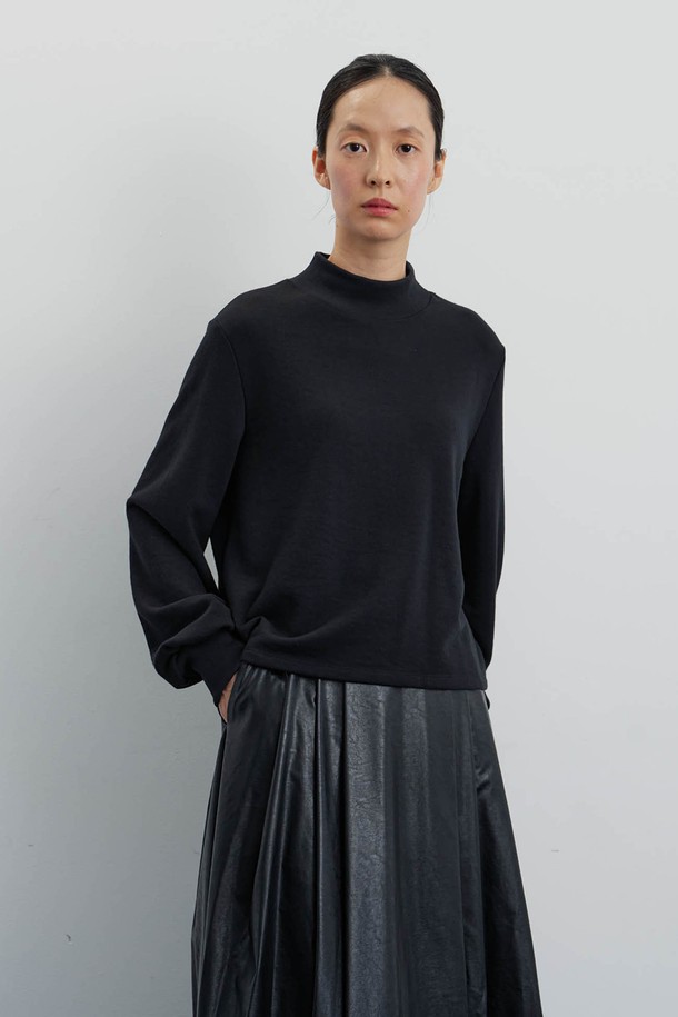 모크넥 스웨트 탑 블랙은 가을, 겨울 시즌에 어울리는 여성용 상의입니다. 부드러운 면 소재로 제작되어 편안한 착용감을 선사하며, 레귤러핏과 레귤러 기장으로 깔끔한 실루엣을 연출합니다. 모크넥 디자인과 볼륨감 있는 소매라인이 특징이며, 무지 디자인으로 미니멀하고 베이직한 스타일을 연출하기 좋습니다. 두꺼운 두께감으로 따뜻함을 더하며, 출근룩을 포함한 다양한 일상 스타일에 활용할 수 있습니다.
