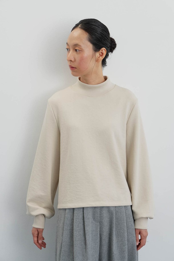 베이직한 무드의 모크넥 스웨트 톱 베이지입니다. 부드러운 면 소재로 제작되어 편안한 착용감을 선사하며, 가을과 겨울철에 따뜻하게 입을 수 있습니다. 레귤러 핏에 두꺼운 두께감으로 포근함을 더하고, 볼륨감 있는 소매 라인과 암홀의 타이트한 디자인이 특징입니다. 무지 디자인과 포멀한 감성으로 출근룩, 오피스룩, 모임룩 등 다양한 TPO에 활용 가능하며, 클래식, 미니멀, 시크 스타일을 즐겨 입는 여성분들께 추천합니다. 크림베이지 컬러도 준비되어 있습니다.
