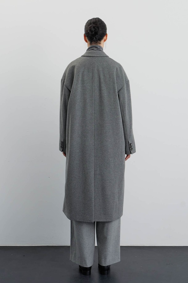 르 그리 꼼포 울 코트는 우아하고 미니멀한 스타일을 추구하는 여성들을 위한 겨울철 필수 아이템입니다. 톤 다운된 웜 그레이 컬러의 무지 디자인으로, 오피스룩, 출근룩, 모임룩 등 다양한 TPO에 활용하기 좋습니다. 부드러운 울 소재와 두꺼운 두께감으로 보온성을 높였으며, 싱글 버튼 여밈 방식과 롱 기장, 루즈핏 디자인으로 편안한 착용감을 선사합니다. 칼라, 포켓, 소뿔 단추 디테일이 돋보이며, 비스코스 안감으로 고급스러움을 더했습니다. 클래식, 미니멀, 시크한 스타일을 즐기는 분들께 추천합니다.
