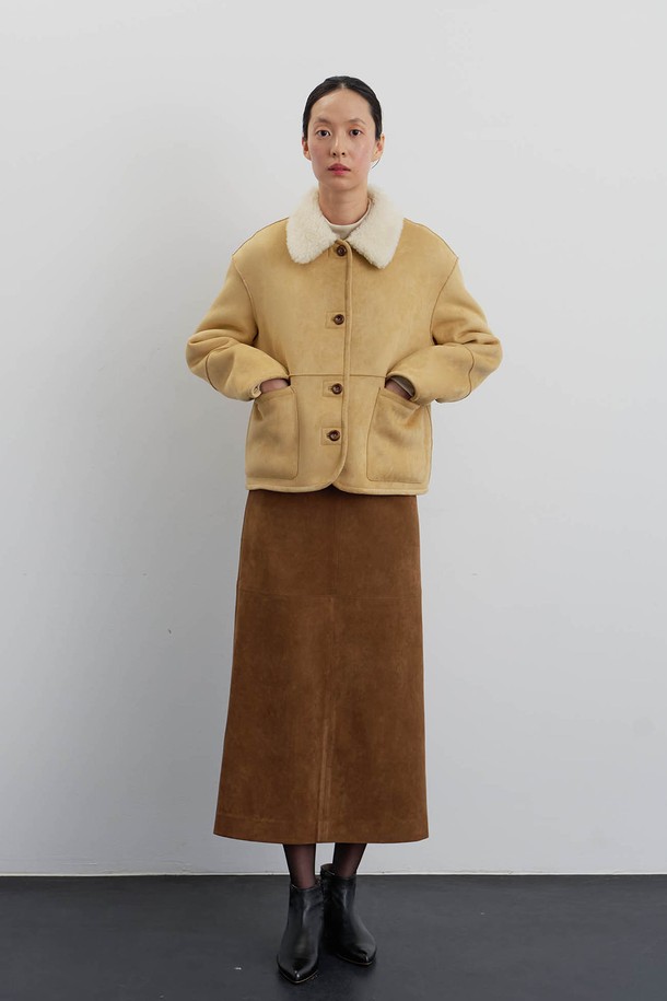 Le sable 무통 재킷은 부드러운 폴리우레탄 소재로 제작되어 뛰어난 촉감과 보온성을 제공하는 여성용 아우터입니다. 밀톤베이지 컬러의 무지 디자인에 클래식하고 미니멀한 스타일을 더했으며, 크롭 기장과 레귤러핏으로 세련된 핏을 연출합니다. 링킹 봉제, 아웃포켓 패치, 단추구멍 손작업 등의 디테일이 돋보이며, 가볍고 편안하게 착용할 수 있습니다. 데이트룩, 모임룩 등 다양한 TPO에 활용 가능하며, 시크한 매력까지 더해줍니다. 겨울철, 당신의 스타일을 완성해 줄 필수 아이템입니다.
