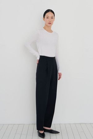Light mood pleated wool pants
