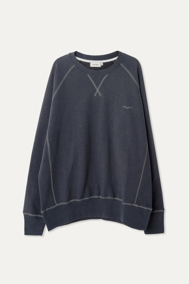 래글런 스웨트셔츠는 면 72%와 폴리에스터 25% 혼방 소재로 제작되어 부드럽고 편안한 착용감을 선사합니다. 라이트 베이지, 라임, 페이드 블랙 세 가지 색상으로 출시되었으며, 래글런 스타일과 몸판 옆선 시보리 원단 포인트, 은은한 배색 스티치 디테일이 유니크한 디자인을 완성합니다. 긴소매 기장과 활동성이 우수한 핏으로, 동네 마실룩이나 카페룩 등 캐주얼, 미니멀, 클래식 스타일 연출에 적합합니다. 단단한 두께감으로 제작되어 잦은 착용에도 변형 없이 오랫동안 즐겨 입을 수 있습니다.
