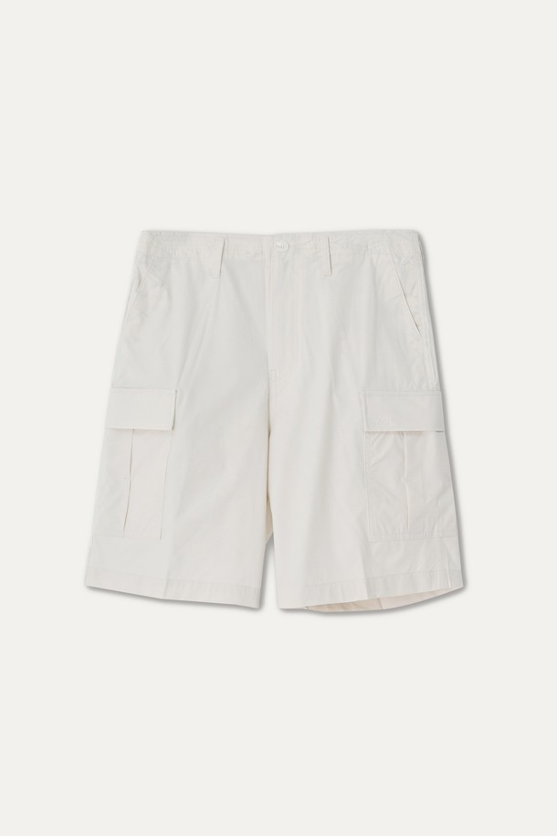 남성용 카고 쇼츠는 웜 화이트, 베이지, 블루 색상으로 제공되며, 일상 및 캐주얼, 스포티 스타일 연출에 용이합니다. 흡습 및 속건 기능을 갖춘 폴리에스테르 소재와 사방스판, 아웃포켓 디테일이 특징이며, 고기능성 일본 소재를 사용하여 여름철에도 쾌적하게 착용할 수 있습니다. 무지 패턴의 숏 기장 카고 쇼츠입니다.
