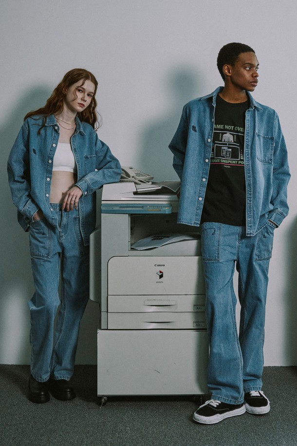 라이트 인디고 컬러의 데님 셔츠와 포켓 팬츠 세트입니다. 남녀 공용으로 착용 가능하며, 봄, 가을 시즌에 어울리는 캐주얼하고 베이직한 스타일을 연출합니다. 가슴 자수 디테일과 내추럴 워싱 효과가 돋보이며, 두꺼운 소재감과 릴랙스 핏으로 편안하게 착용할 수 있습니다.
