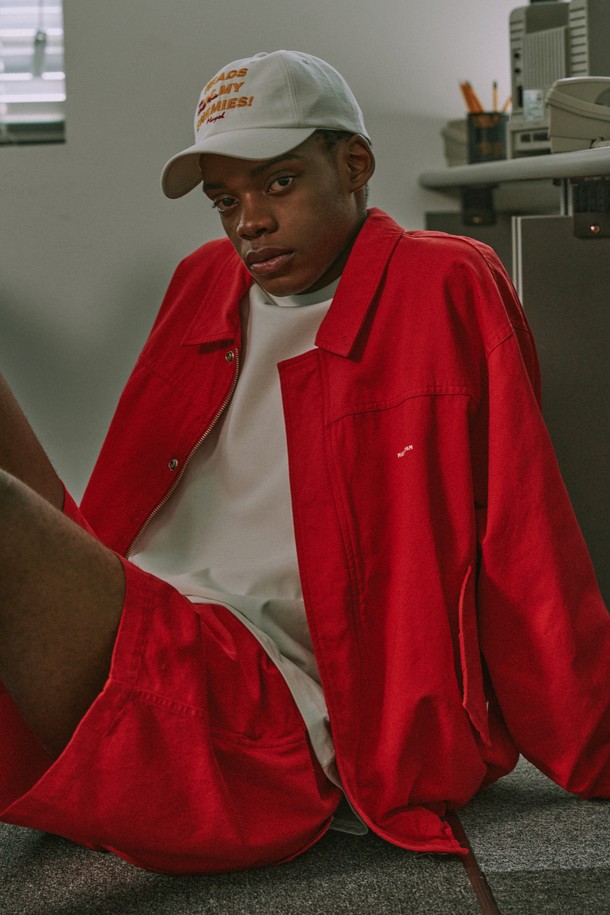 부드러운 촉감의 면 소재로 제작된 바이오 트윌 오버핏 자켓입니다. 은은한 워싱감과 필링 감소 기능으로 오랜 기간 변함없이 착용 가능하며, 톤 다운된 레드 컬러가 매력적인 캐주얼 스타일의 자켓입니다. 히든 버튼 여밈 방식과 플리스 안감, 넉넉한 오버핏으로 편안한 착용감을 선사하며, 봄, 가을, 겨울 3계절 활용 가능합니다.
