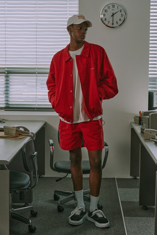 바이오 가공된 면 소재의 오버핏 자켓과 쇼츠 세트입니다. 부드러운 촉감과 두꺼운 두께감으로 간절기부터 동절기까지 따뜻하게 착용 가능하며, 필링 방지 및 물 빠짐 없는 바이오 트윌 원단으로 제작되었습니다. 앞판 포켓, 플랩 포켓, 숨겨진 버튼 디테일과 플리스 안감으로 캐주얼한 스타일을 연출하며, 톤온톤 레드 컬러가 돋보입니다.
