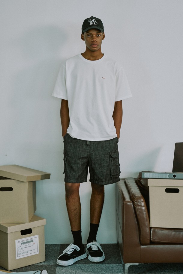 딥블루 컬러의 투웨이 데님 팬츠는 남녀 공용으로, 봄, 여름, 가을 3계절 활용 가능한 캐주얼 & 스트릿 스타일의 와이드 핏 팬츠입니다. 면 소재로 제작되었으며, 루즈핏에 허리 밴딩 및 사이즈 조절 기능으로 편안한 착용감을 제공합니다. 탈부착 유틸리티 포켓, 허리 버클 디테일, 길이 조절 기능으로 스타일과 실용성을 모두 갖춘 매력적인 아이템입니다.
