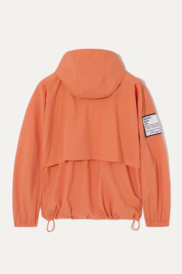 탈부착 후드가 있어 다양한 스타일을 연출할 수 있는 남성용 아노락 점퍼입니다. 오렌지, 베이지 색상으로 출시되었으며, 나일론, 면, 스판덱스 혼방 소재를 사용하여 일상 및 스포츠 활동에 적합합니다. 봄, 가을에 입기 좋은 얇은 두께의 레귤러 핏 아노락으로, 방수, 방풍, 내유성, 내마모성 기능과 메쉬 등판, 밑단 스트링 디테일까지 더해 활용도를 높였습니다.
